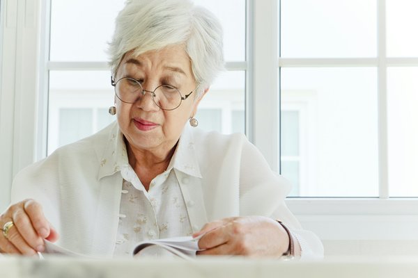Naviguer la solitude des seniors : conseils pratiques et soutien